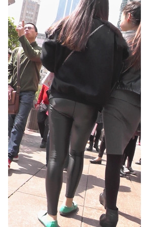 漂亮的紧身皮裤小妹