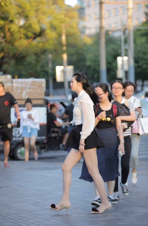 街拍短裙美腿高跟美女