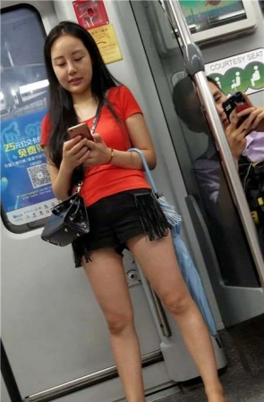 4k-红T恤超短热裤街拍美腿姐姐