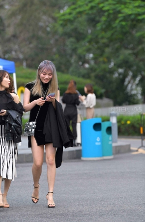 短黑裙美女，时尚美丽