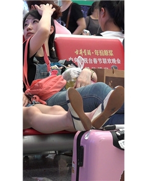 4K – 背带牛仔裤松糕鞋玉足少F [2.66 GB/MP4]