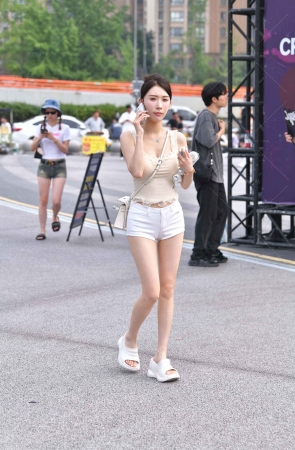 白热裤美眉