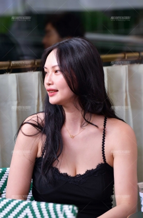 吊带黑裙美女