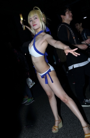 拿着长剑的比基尼Coser