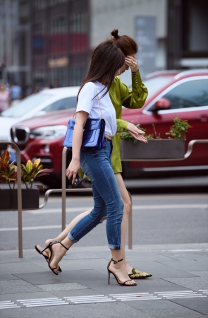 高跟紧身牛仔裤美女