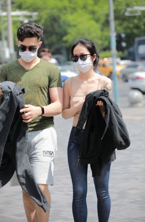 吊带紧身裤美女