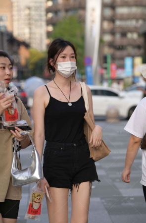 街拍黑色热裤美眉