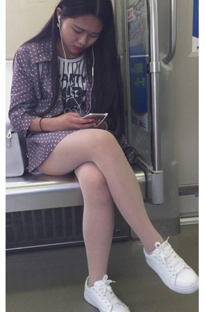 地铁上听歌的肉丝妹子