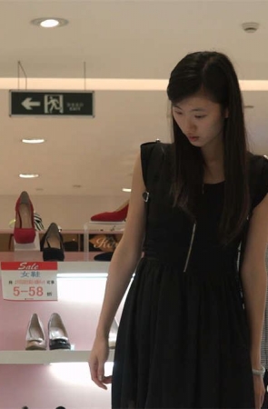 美女姐姐挑鞋相当认真