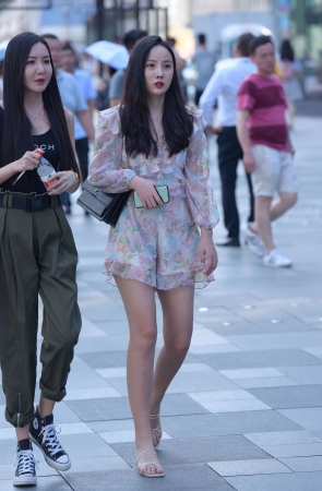 花裙子美女