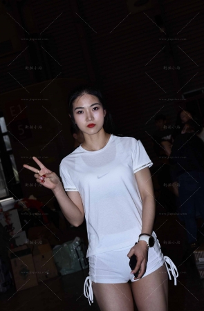 紧致的白热裤小妹