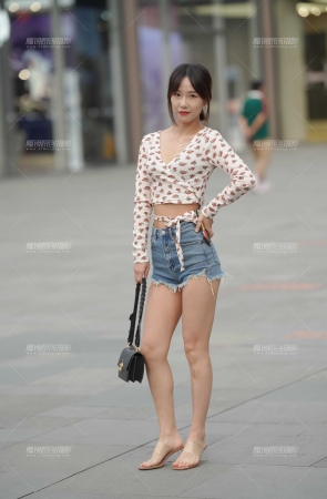 韩系热裤美眉