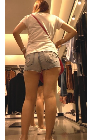 商场里的灰色热裤小姐姐