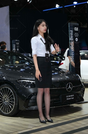 卖大奔的高挑苗条黑色丝女主播