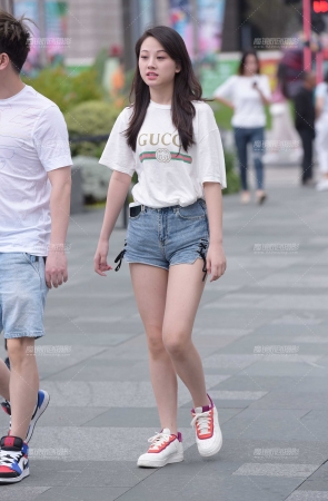 笑容甜美的小姐姐