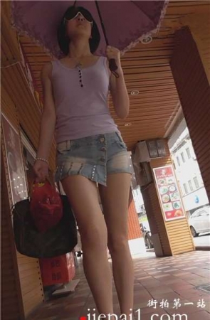 街拍性感小翘臀热裤光腿背心女孩 [968 MB]