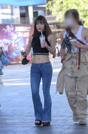 性感低腰牛仔裤美女