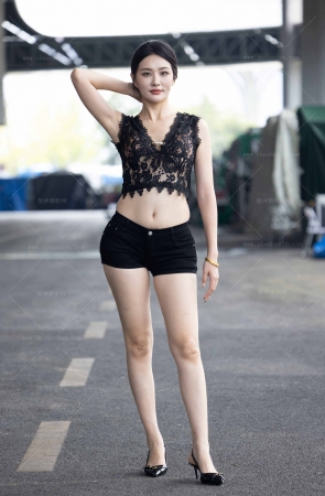 LB673成都-性感镂空蕾丝背心网红欣欣呀极品美腿 12P