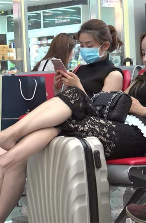 候车室里的漂亮美足性感女子在等车