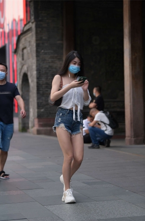 玻璃街拍作品 – 热裤美眉