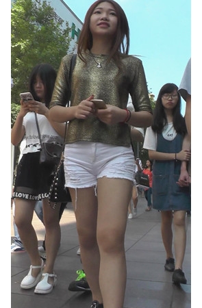 白色热裤美女