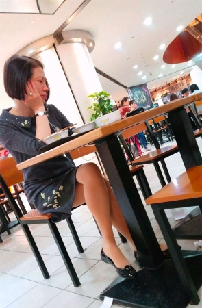 吃饭的肉丝高跟鞋美女