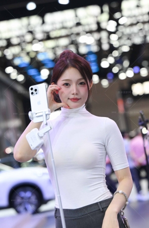 【摄神作品】2568-1=113√网红大白腿【套图➕4k视频】 13P