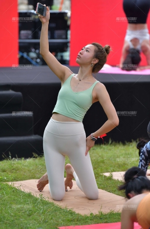 白色苗条瑜伽裤美女