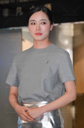 【摄神作品】2562-17=60√羞答答的她 10P