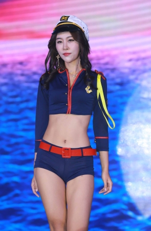 制服小姐姐走秀 8P