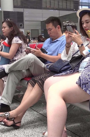 有明星气质的漂亮姑娘，一双周正的艳足总体安分