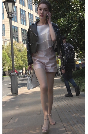 漂亮的粉色热裤美女