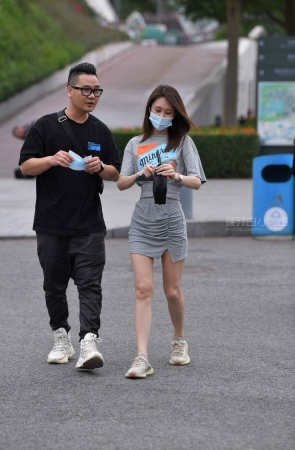 灰色群街拍美女