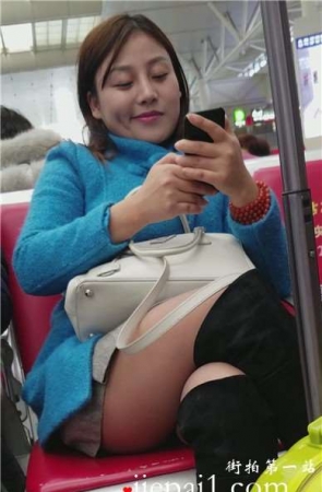 4k-高铁站候车室拍摄微笑甜美的酒窝美女