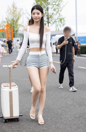 LB672-106P成都车展-网红车模飞儿727女神下班拍美腿露脚底板 10P