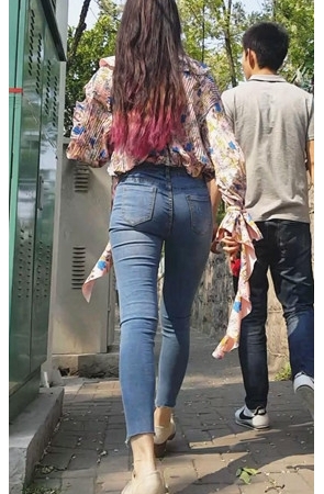 长发牛仔紧身美眉[318M/MP4]