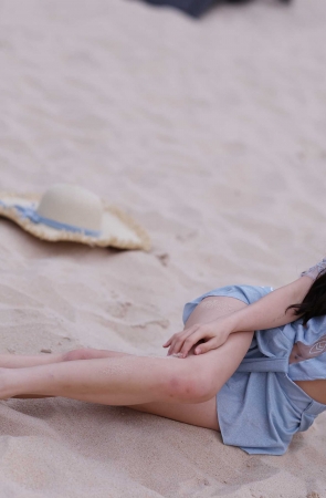 沙滩上的靓丽美女