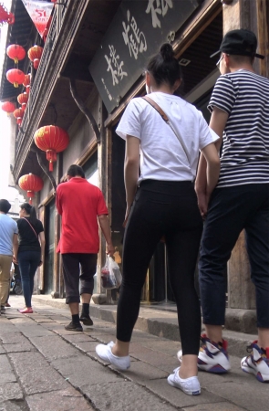 超级圆臀紧身黑裤白T恤小美女