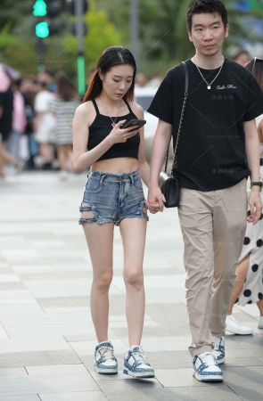 街拍夏日清凉热裤火辣女友
