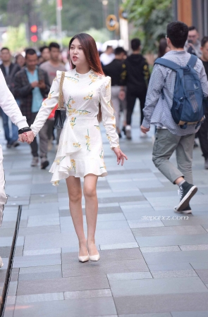街拍连衣裙高跟鞋性感美女