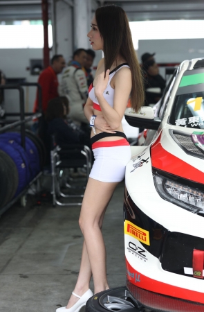 白色超短裙可爱与御姐