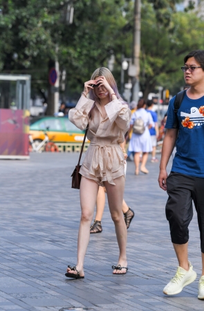 白皙拖鞋大长腿美女