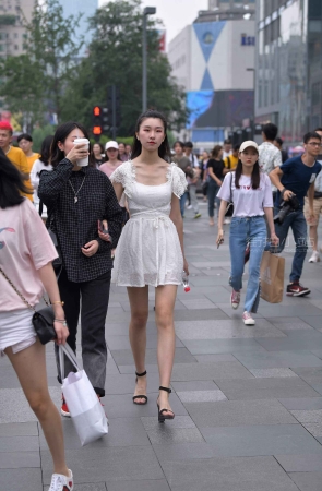 高挑的白裙姑娘