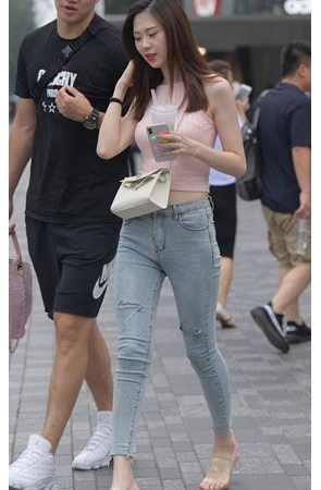 漂亮的牛仔裤美女(27P)