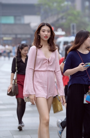 粉裙美腿