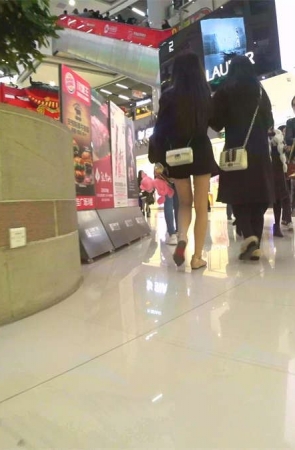 商场夹娃娃的美腿美女