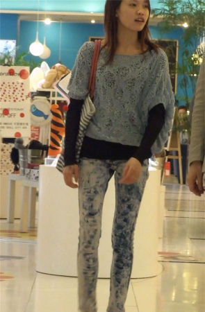 穿紧身牛仔裤的美女很性感