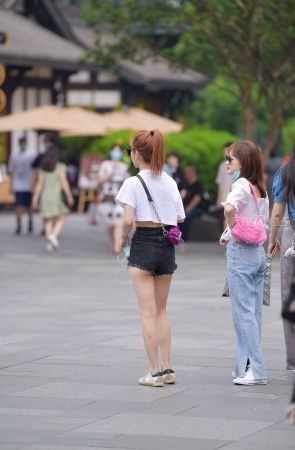 街拍娇小身材短热牛女孩