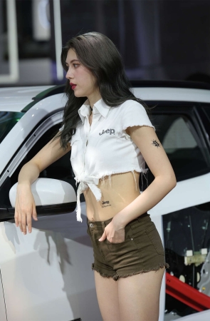 漂亮的热裤车模美女