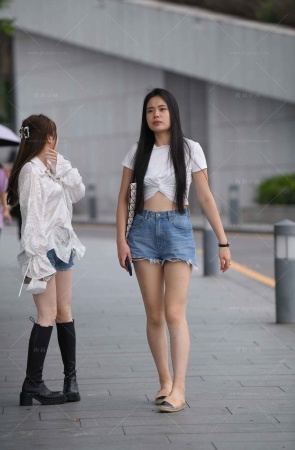 偶遇热裤美腿美眉